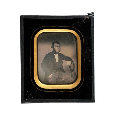une photo en noir et blanc d'un homme en costume