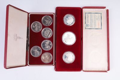 un étui rouge contenant six pièces d'argent