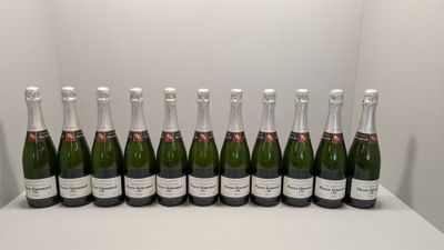 un lot de bouteilles de champagne posées sur une table