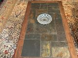 une table basse avec un plateau en verre posée sur un tapis