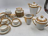 un service à thé blanc et or avec tasses et soucoupes