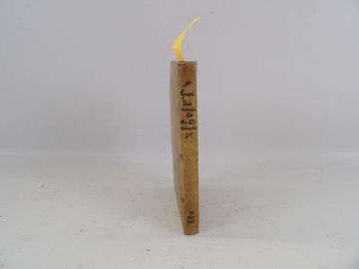 une bougie dont la flamme est jaune