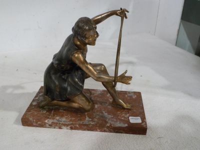 statue d'une femme agenouillée sur un socle de marbre tenant un bâton