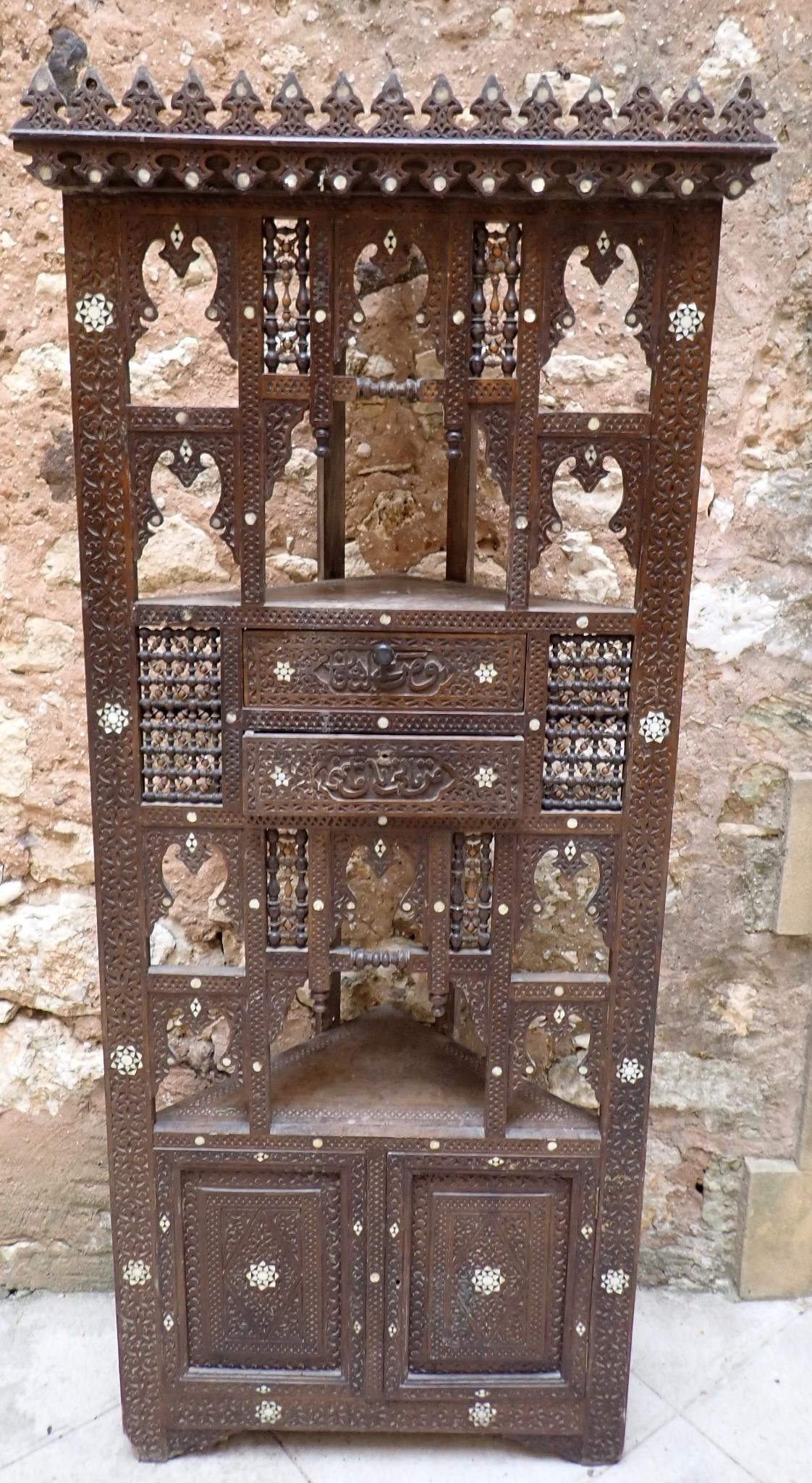 Élément de boiserie sculpté en bois naturel avec incrustations de nacre