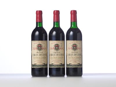trois bouteilles de vin sont alignées sur une table
