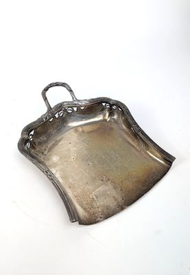 un plateau ancien en argent, muni de poignées, sur une surface blanche