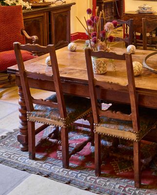 une grande table en bois entourée de quatre chaises