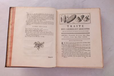 un livre ouvert sur une table blanche, avec l'image d'un animal