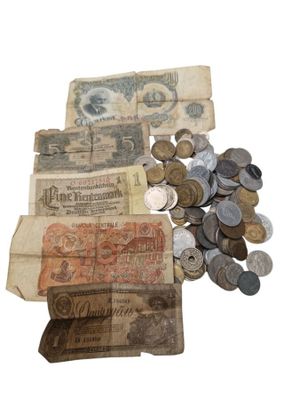 une liasse de vieux billets posée sur une table