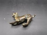 un gros plan d'un objet métallique sur lequel figure un chien
