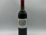 une bouteille de vin posée sur une table