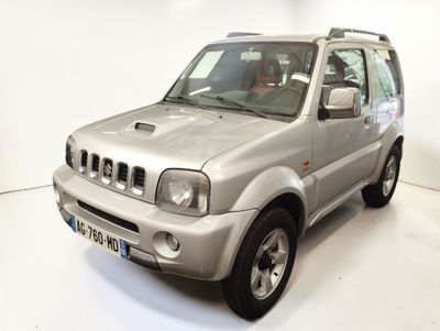 un SUV argenté garé dans une pièce blanche