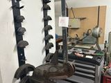 une photo d'un atelier avec des outils et un établi