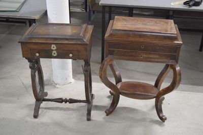 deux petites tables placées l'une à côté de l'autre