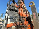 une photo d'un engin de chantier garé sur le bord de la route