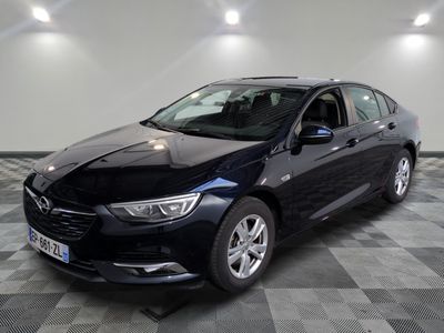 la photo d'une voiture noire garée dans un garage
