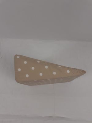 un cornet en papier brun à pois blancs