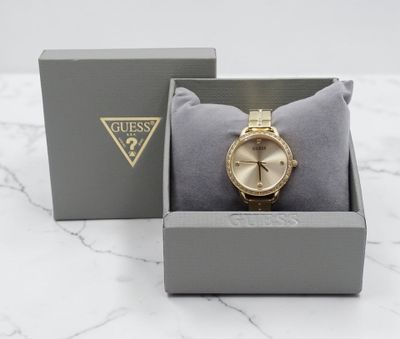 Montres Guess – Montre Guess dorée dans un coffret cadeau