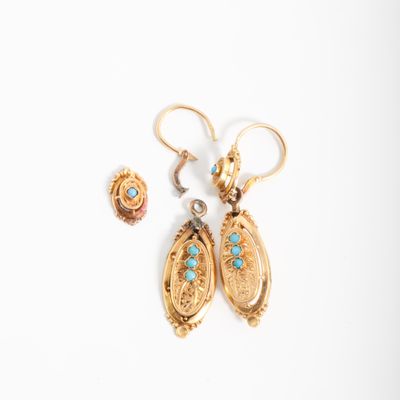 une paire de boucles d'oreilles en or ornées de pierres turquoise