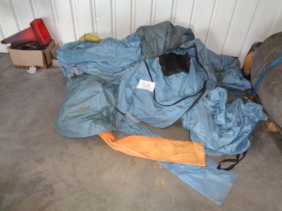 un tas de vêtements et un sac par terre