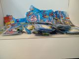 de nombreux sachets de bonbons posés sur un comptoir devant un miroir