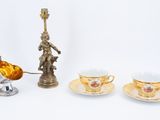 trois tasses et soucoupes posées sur une table