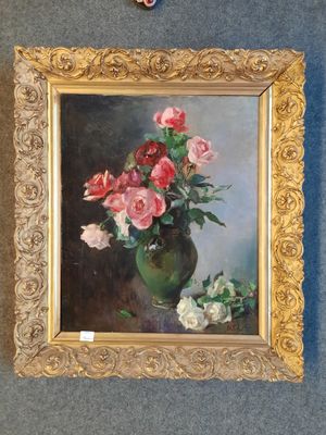 un tableau de fleurs dans un vase sur le mur