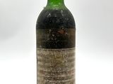 une bouteille de vin posée sur une table
