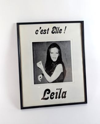la photo d'une photo représentant une femme sur une photo en noir et blanc