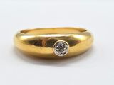une image d'une bague en or avec un diamant au centre