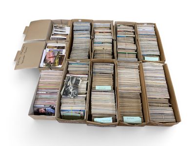 beaucoup de CD dans une boîte en carton posée par terre