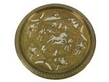 plaque en laiton ornée de motifs représentant des personnages et des animaux