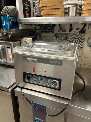 une machine posée sur le comptoir d'une cuisine