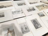 de nombreuses photos exposées sur une table