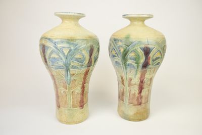 deux vases posés côte à côte sur une surface blanche