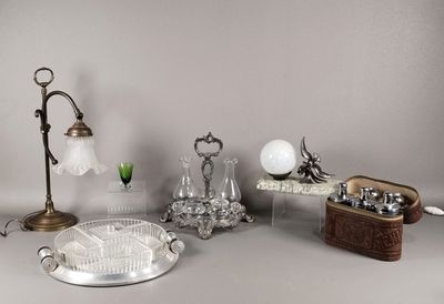 une table sur laquelle se trouvent de nombreux objets en verre