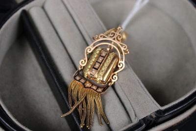 une photo d'un sac à main dans lequel se trouve un pompon
