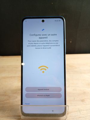 un gros plan d'un téléphone portable posé sur une table en bois