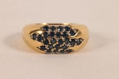 Bague en or jaune 750 ‰ sertie d'un pavage de vingt-cinq sap…