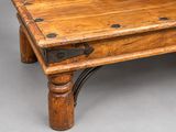 une table en bois sur laquelle est fixée une poignée en métal