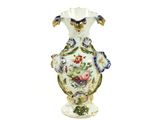un vase blanc orné d'un motif floral