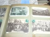 un livre sur lequel figurent des photos de personnes assises sur un lit