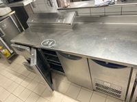 1 tour réfrigéré en inox à 2 portes, 3 tiroirs avec partie d…