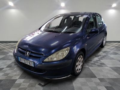 la photo d'une voiture bleue garée dans un garage