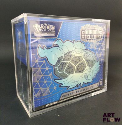 un gros plan d'une boîte de cartes à collectionner Pokémon posée sur une table