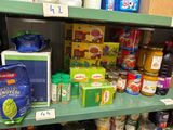 beaucoup de produits alimentaires dans les rayons du magasin