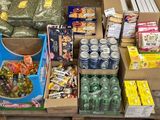 de nombreuses boîtes de nourriture et de boissons posées sur une table
