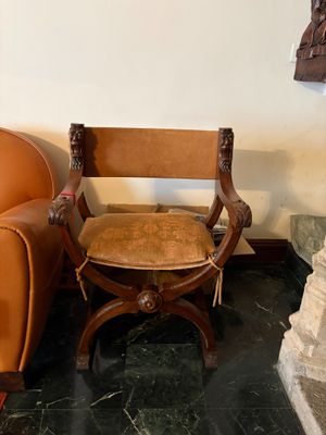 un fauteuil placé près d'une cheminée dans une pièce