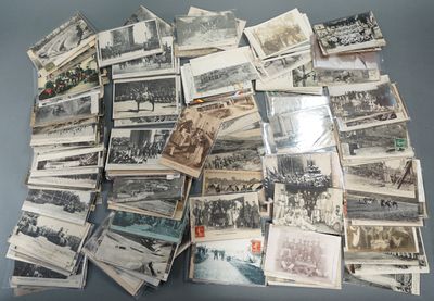 beaucoup de vieilles photos sur la table ensemble