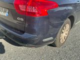une voiture garée sur le côté de la route